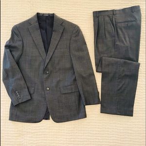 CLEARANCE Men’s suit by Hart Schaffner Marx charcoal gray plaid suit 39R, lined